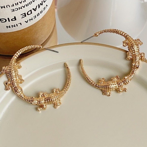 🎀3/$30 “ ALI HOOPS “  NEW Anthropologie Alligator Gold Hoop Earrings - Picture 5 of 5